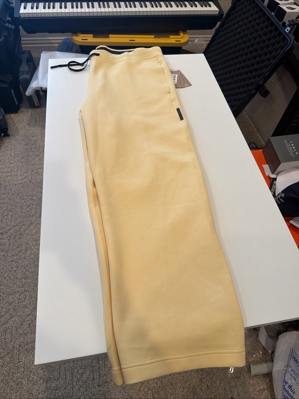 On Running Pale Yellow Track Pants - Picture 5 of 9